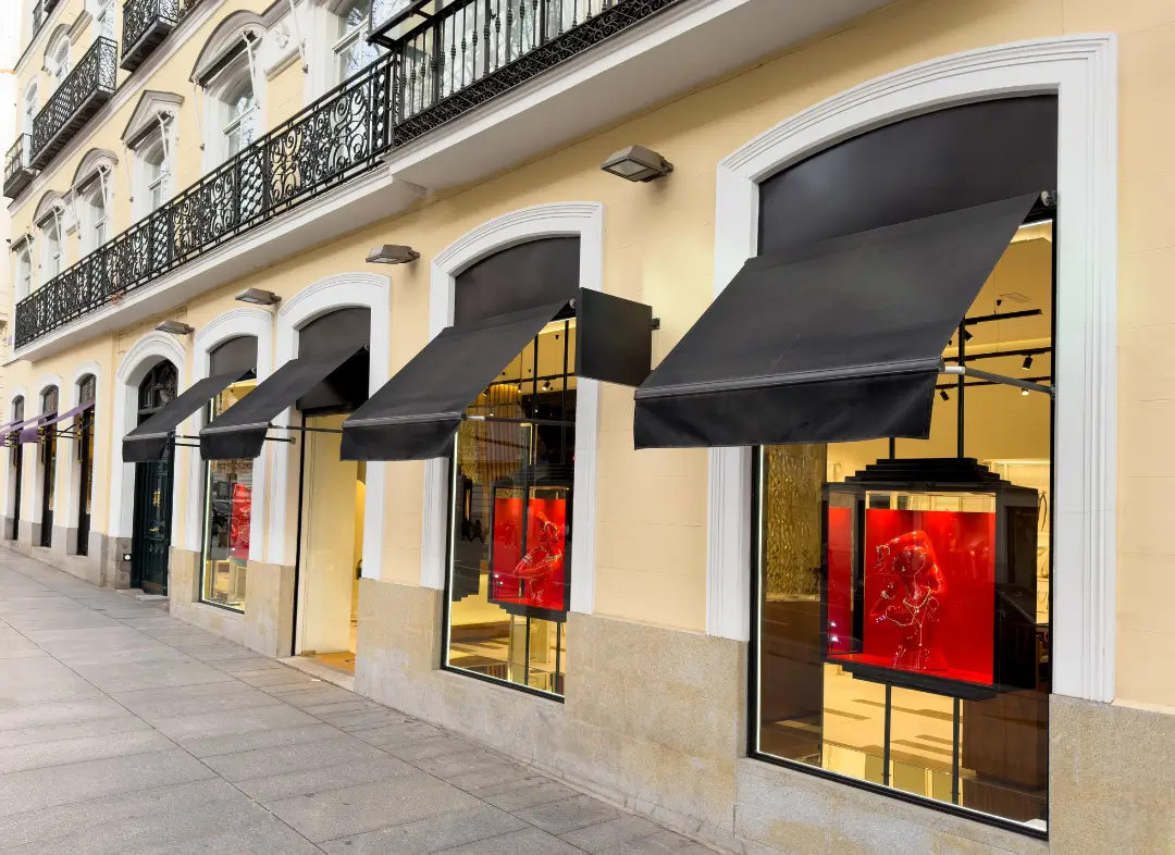 Façade vitrine de magasin en aluminium sur mesure à Redessan